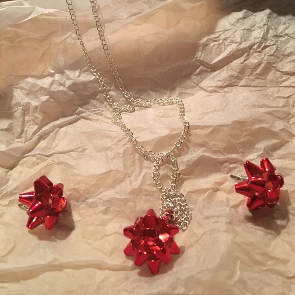 Avon Other - Holiday bows necklace and earring set