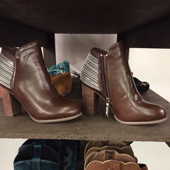 Boots - Picture 3 of 4