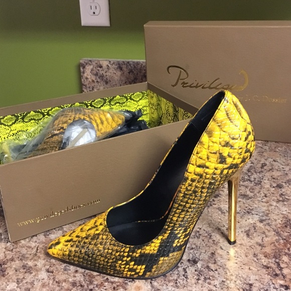 High heel pumps