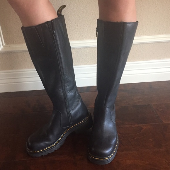 DR. MARTENS KNEE HIGH BLACK LEATHER ZIP UP BOOTS.