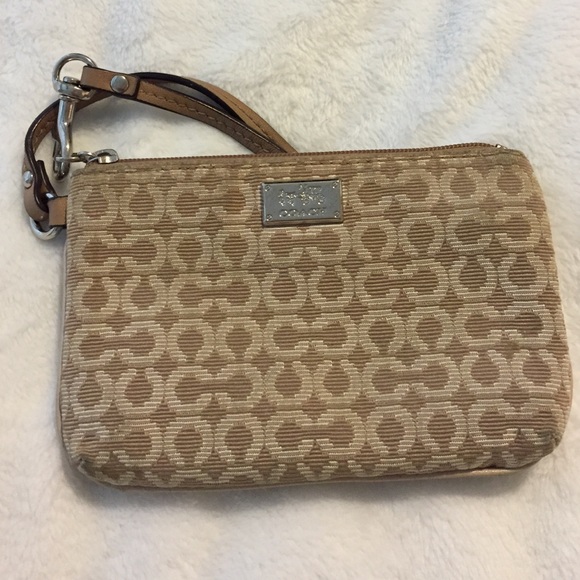 Coach Handbags - 🔥AUTHENTIC🔥Coach wristlet
