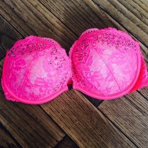 32D Victoria Secret Bra!