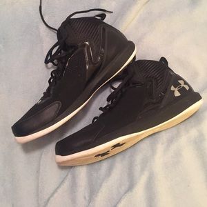 Men's basketball shoes