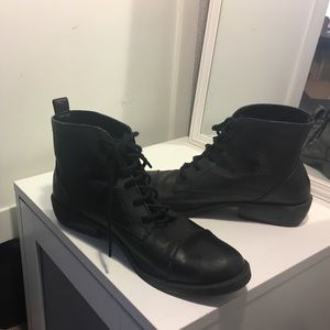 SHORT LACE UP BLACK BOOTIES