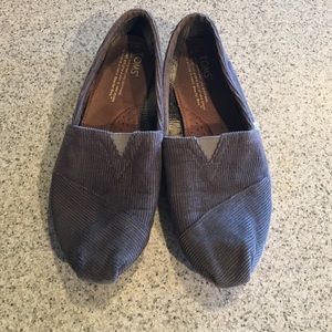 Toms shoes size W7