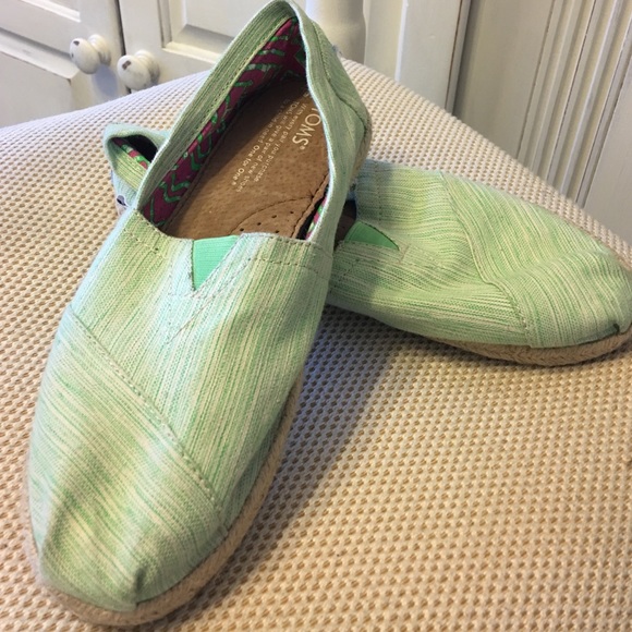 Women's Size 6 TOMS Slip -On Shoe