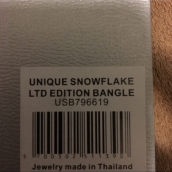 Unique snowflake limited edition bangle by PANDORA - Picture 3 of 7