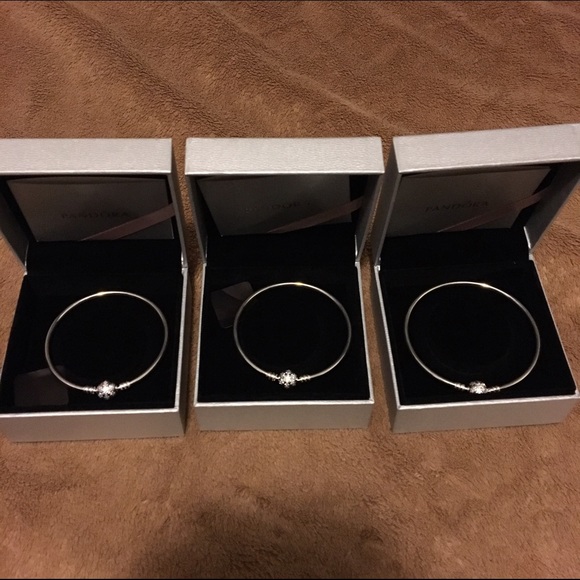 Unique snowflake limited edition bangle by PANDORA - Picture 4 of 7