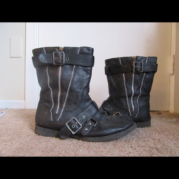 Black boots with zipper design
