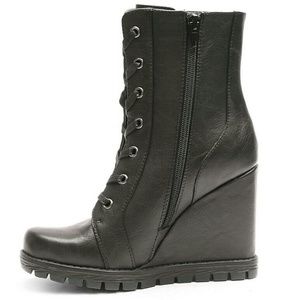 Two lips faux leather wedges