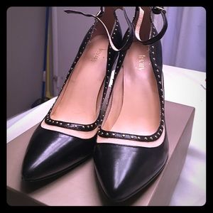 Levity black ankle pump