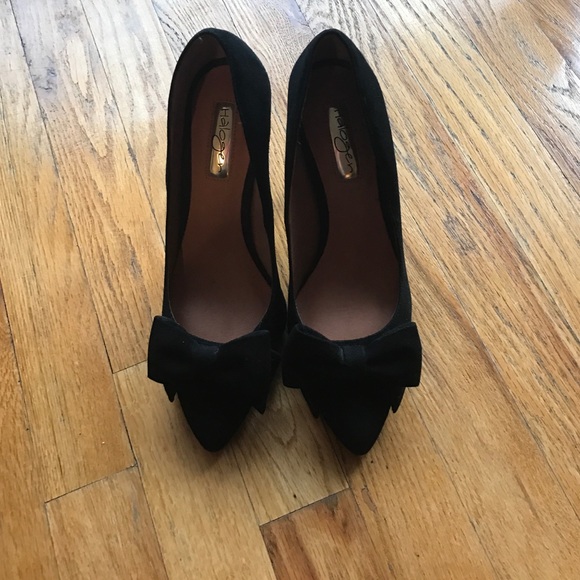 Black suede pumps with bow detail