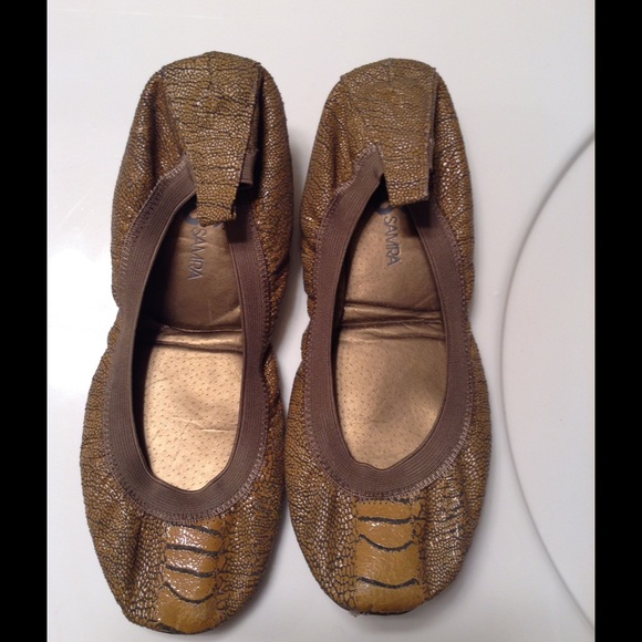 Stretchy, collapsible bronze Yosi Samra flats.