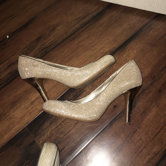 Gold heels - Picture 2 of 2
