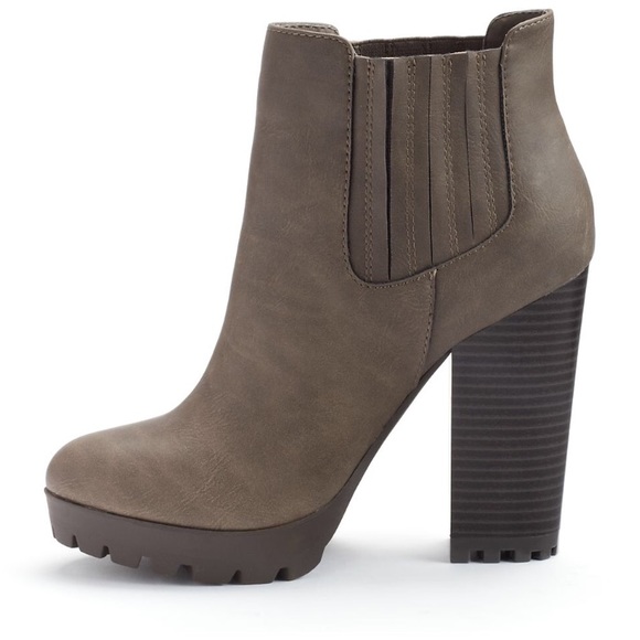 NWT. Double gore taupe heeled boots - Picture 2 of 4