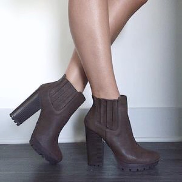 NWT. Double gore taupe heeled boots - Picture 4 of 4