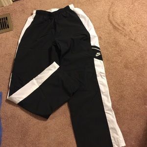 Black and white Nike windbreaker lined pants