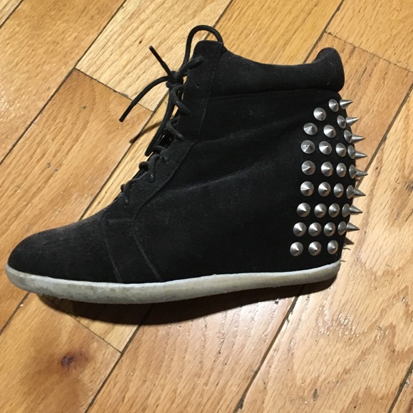 Laced shoes with heel in inner shoe and spikes