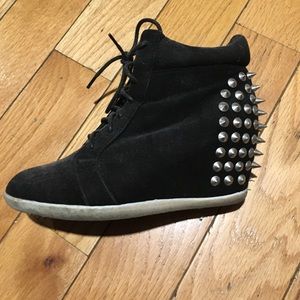 Laced shoes with heel in inner shoe and spikes