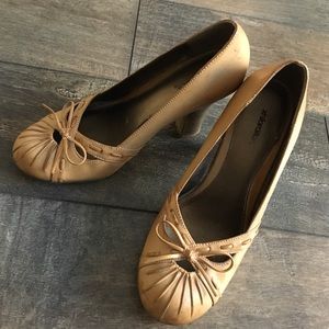 Tan/Yellow tied Heels