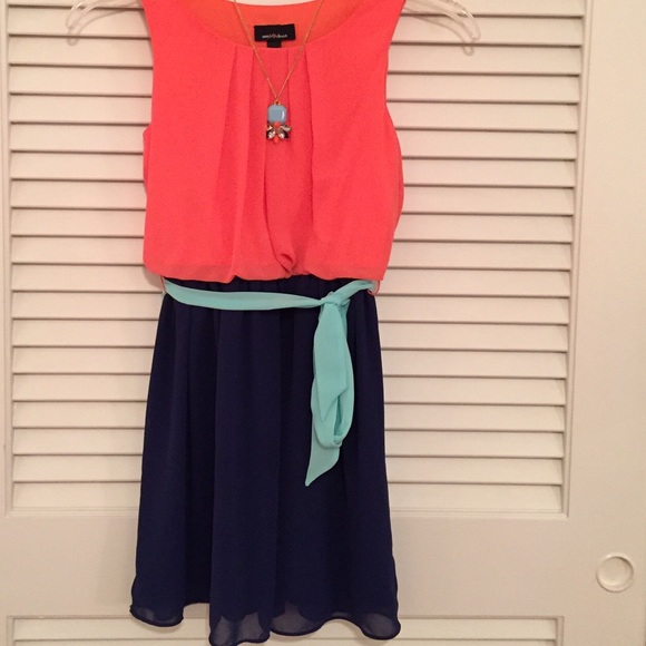 Beautiful girls dress sz 14 w/ matching necklace