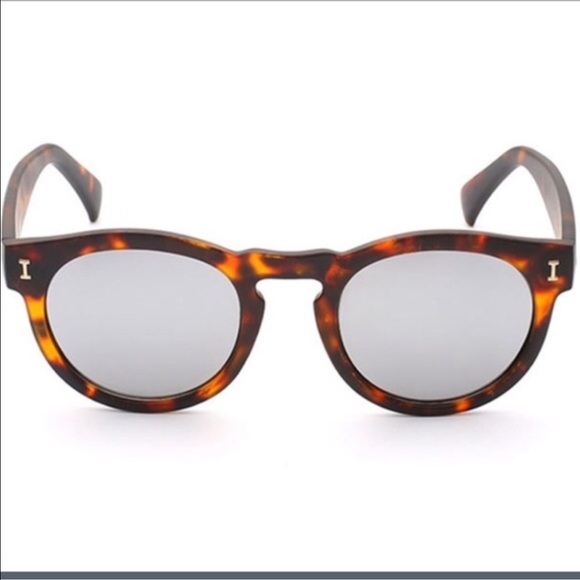Illesteva sunglasses (AVAILABLE) 1 PAIR LEFT!!🎉😱