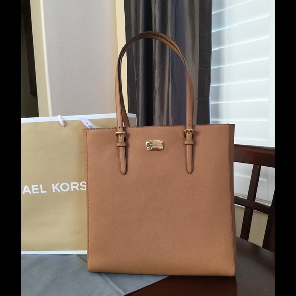 KORS Michael Kors Handbags - NWT MICHAEL KORS JET SET TOTE BAG