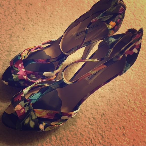 ✨Flash Sale✨Steve Madden Haylow Floral Multi