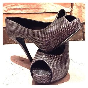 Nine West QTPie size 6.5 Silver Peep-toe Pumps