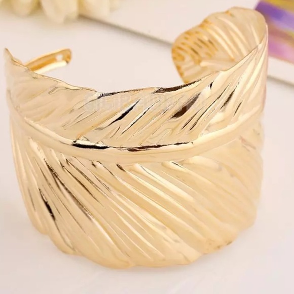 Jewelry - ✨Gold leaf cuff