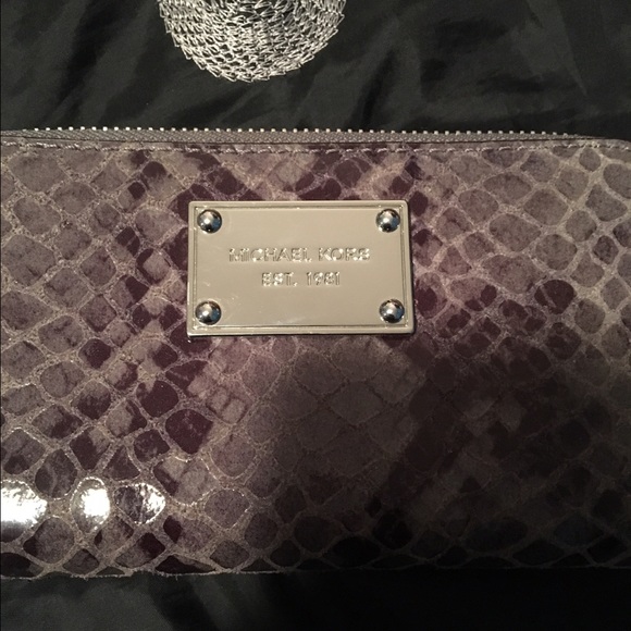 🚫SOLD🚫 Michael Kors wristlet - Picture 2 of 4