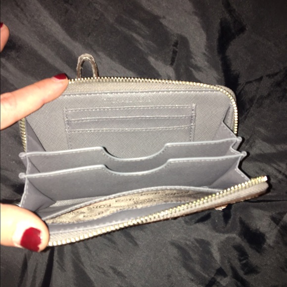 🚫SOLD🚫 Michael Kors wristlet - Picture 4 of 4