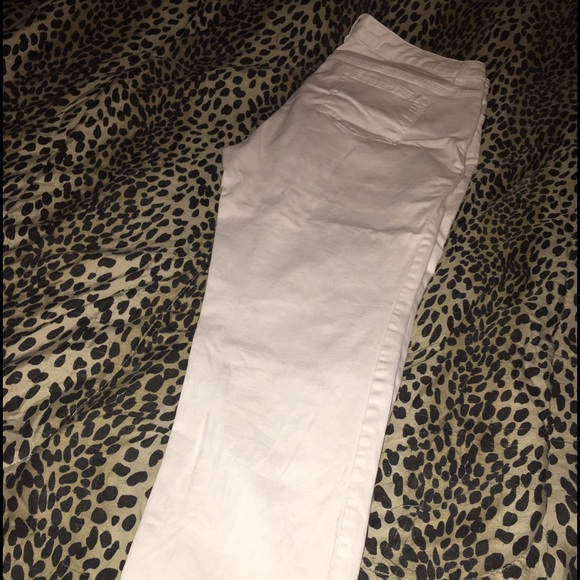 Jones New York Ankle Jeans. White. Size 18.