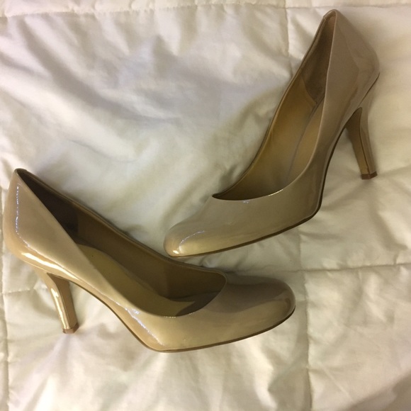 Nude paten leather pumps