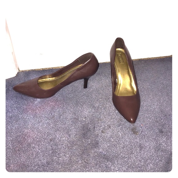 NWOT brown point 3 inch heels