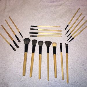 MAKEUP BRUSHES