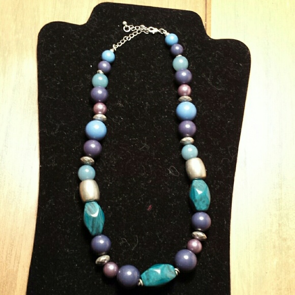 Mid-length feminine Blue & Silver necklace