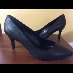 Kenneth Cole Black pumps 👠