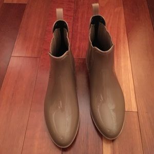 Joie beige rain boots. Worn only once. Size 7 1/2.