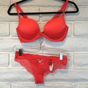 ❤️VDAY❤️ VICTORIA'S SECRET - Red Lace Bra