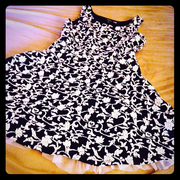 Super cute black and white dress