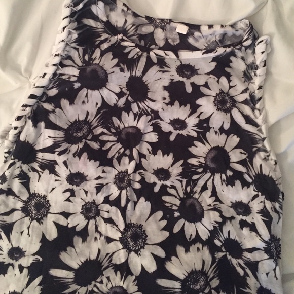 Black and white daisy tank