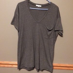 Short sleeve loose and laid back v-neck t-shirt