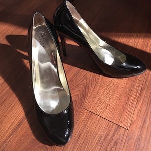 Guess Pumps