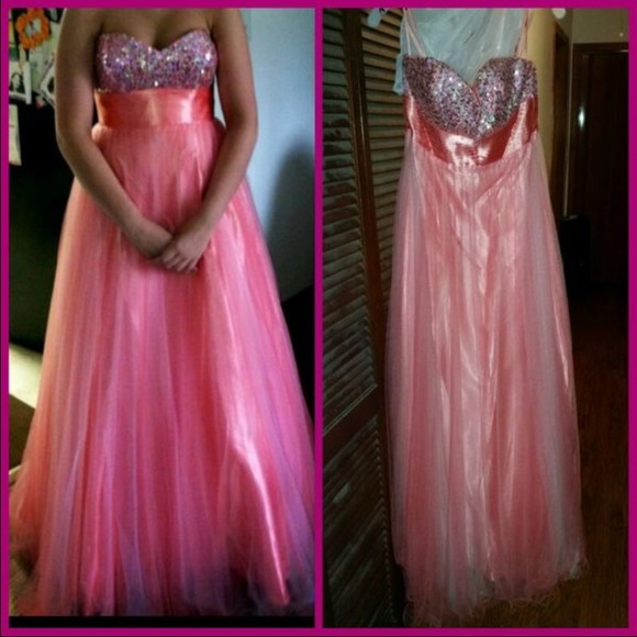 Formal dress - Picture 1 of 1