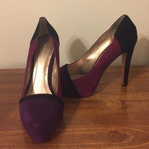 BCBG Perries Pumps in black/grape/fuchsia