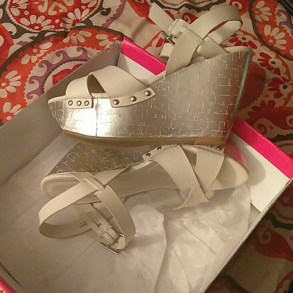 Metallic wedges