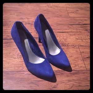 Blue faux suede pumps