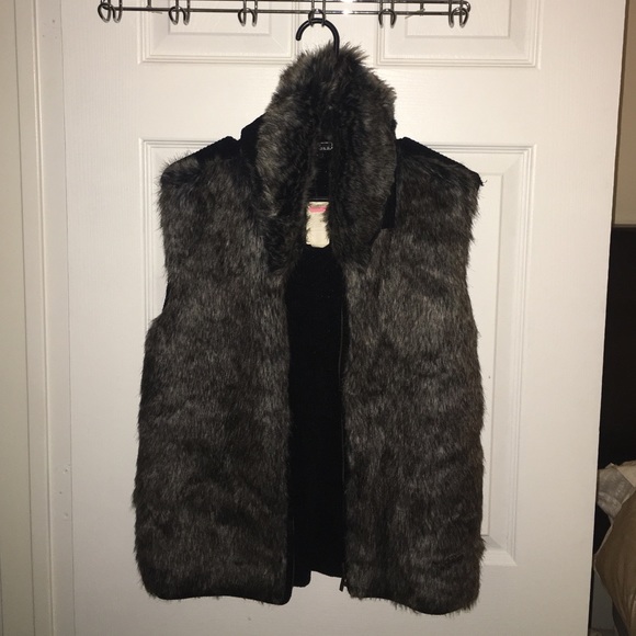 Super cute never worn! In time for the season