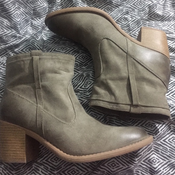Quipid booties sz 8 taupe ankle boots